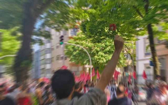 25 de abril: Milhares desfilaram nas ruas do Porto