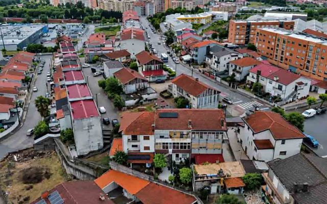Vitória para os moradores: Tribunal trava demolição de bairro social em Valongo