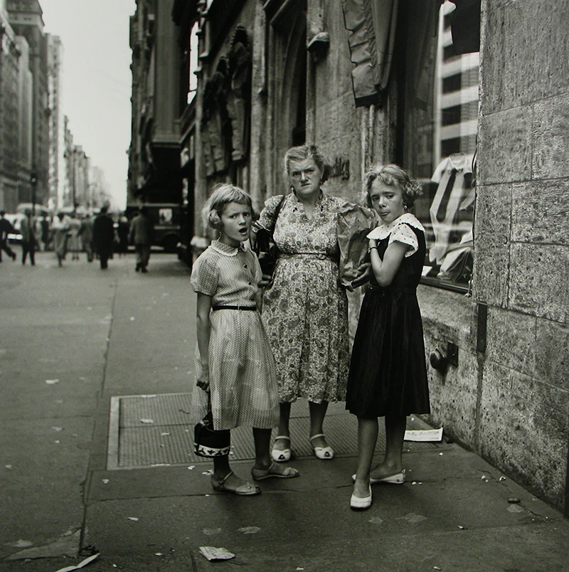 Vivian-Maier.-Nova-Iorque-agosto-de-1954 Vivian Maier - Nova Iorque, agosto de 1954.